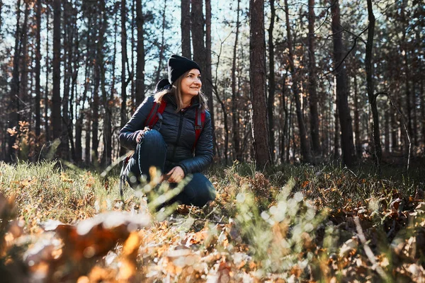 Женщина Наслаждается Походами Солнечный День Отпуска Женщина Рюкзаком Идет Лесной — стоковое фото