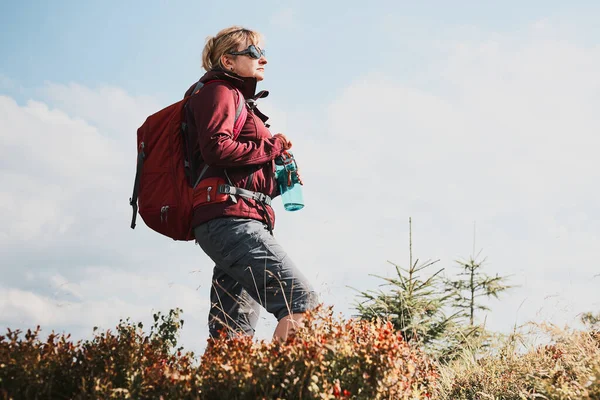 Kobieta Plecakiem Wędrująca Górach Spędzająca Letnie Wakacje Blisko Natury Kobieta — Zdjęcie stockowe