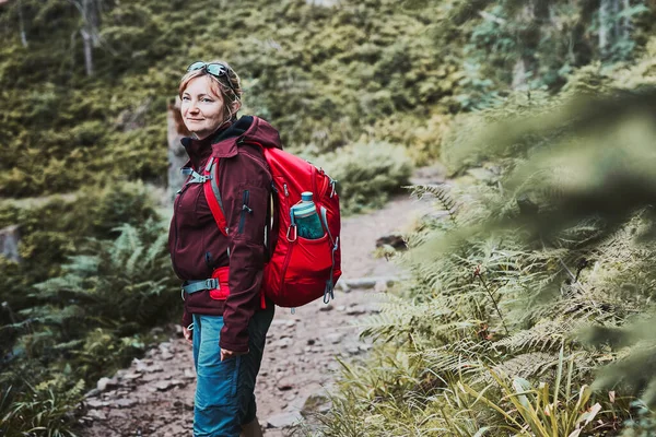 Vrouw Met Rugzak Wandelen Bergen Zomervakantie Doorbrengen Dicht Bij Natuur — Stockfoto