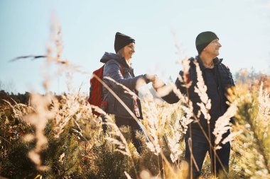 Tatil sırasında doğayı keşfeden bir çift. Sırt çantalı yürüyüşçüler dağlara gidiyor. Güneşli bir günde insanlar çayırda uzun otların arasında yürüyor. Aktif boş zaman doğaya yakın.