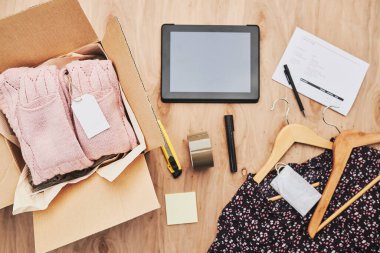 Müşteriye çevrimiçi paket siparişi. Çevrimiçi dükkandan giysi ürünleri paketi hazırlanıyor