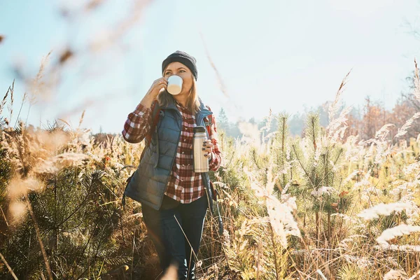 Vrouw Die Geniet Van Koffie Fel Warm Zonlicht Tijdens Vakantie — Stockfoto