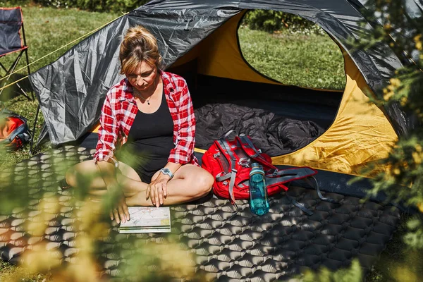 Çadırda Haritayla Oturan Bir Sonraki Seyahati Planlayan Kadın Yaz Tatilinde — Stok fotoğraf
