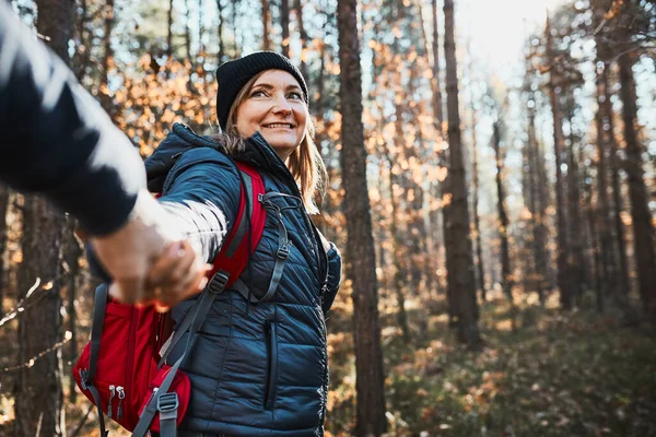 Tatil Günlerinde Ele Tutuşan Bir Çift Güneşli Bir Günde Orman — Stok fotoğraf