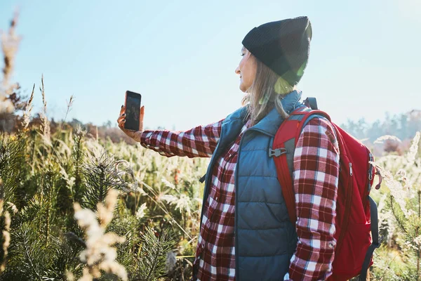 Young Woman Taking Selfie Smartphone Vacation Trip Mountains Woman Backpack — Stock Photo, Image