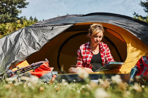 Женщина Планирует Следующую Поездку Сидя Картой Палатке Женщина Отдыхает Палатке — стоковое фото