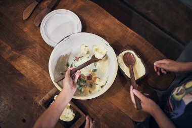 Kadın, ev yapımı tereyağını bovlinge koyuyor. Geleneksel tereyağı yapma yöntemi