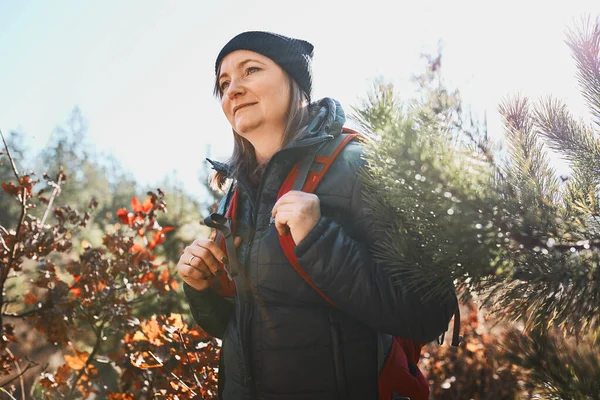 Vrouw Geniet Van Wandelen Zonnige Vakantiedag Vrouw Met Rugzak Die — Stockfoto