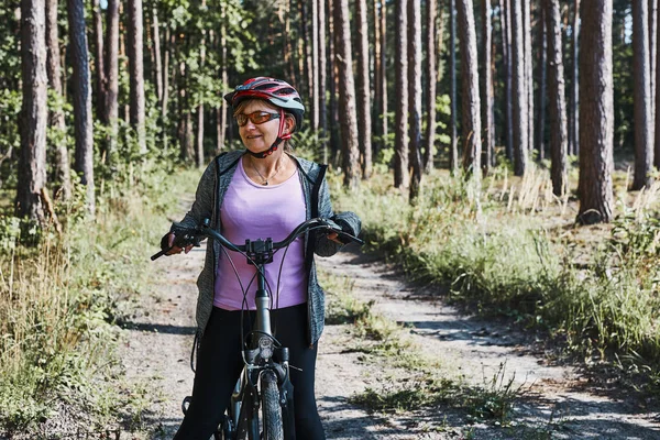 Ενεργή Γυναίκα Ποδηλασία Στο Δασικό Δρόμο Γυναικεία Ποδηλατική Διαδρομή Εκτός — Φωτογραφία Αρχείου