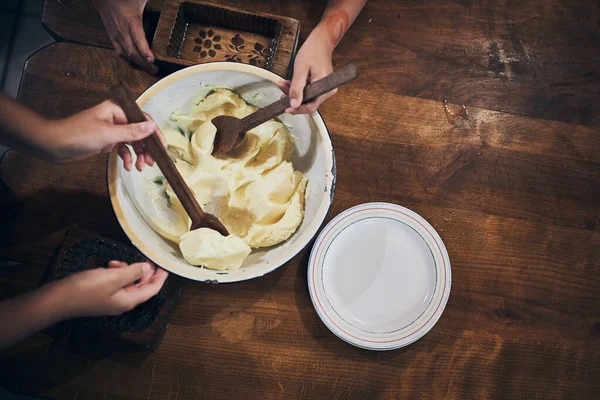 Mujer Poniendo Mantequilla Casera Tazón Antiguo Método Tradicional Fabricación Mantequilla — Foto de Stock