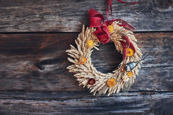 Wreath Golden Ears Wheat Dried Flowers Herbs Tied Red Ribbon — Stock Photo, Image