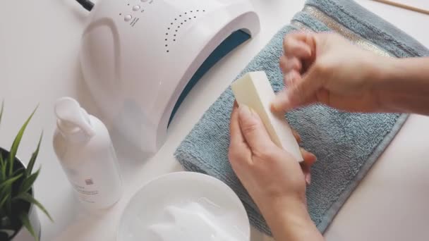 Mulher Preparando Unhas Para Aplicar Gel Polimento Híbrido Usando Lâmpada — Vídeo de Stock