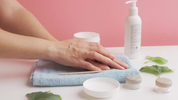 Žena Která Aplikuje Kosmetický Krém Ruce Kosmetické Výrobky Zelené Listy — Stock video