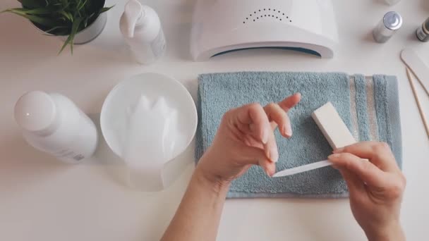 Mulher Preparando Unhas Para Aplicar Gel Polimento Híbrido Usando Lâmpada — Vídeo de Stock