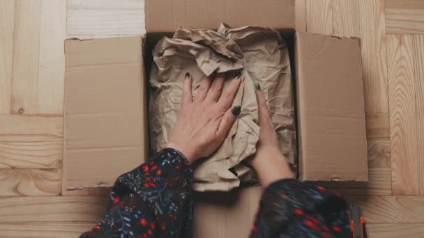 Vrouw Bereidt Online Bestelling Voor Verpakkingsproduct Naar Kartonnen Doos — Stockvideo