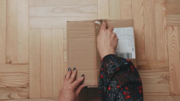 Una Donna Che Disfa Valigie Prendendo Libri Cardboox Disfare Valigie — Video Stock