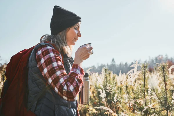 Vrouw Die Pauze Neemt Ontspant Met Een Kopje Koffie Tijdens — Stockfoto