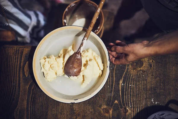 Hembra Haciendo Mantequilla Con Batido Mantequilla Antiguo Método Tradicional Fabricación — Foto de Stock