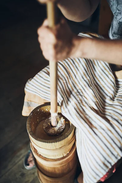 Tereyağlı tereyağı yapan kadın. Geleneksel tereyağı yapma yöntemi