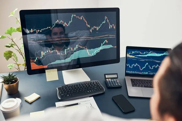 Pelaku Perdagangan Saham Online Investor Saham Menganalisa Angka Pada Grafik — Stok Foto