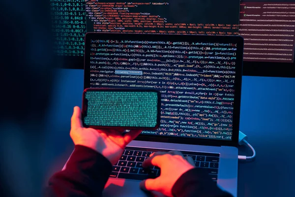 Mand Bruger Computer Programmering Til Bryde Koden Cybersikkerhedstrussel Internet Netværkssikkerhed - Stock-foto