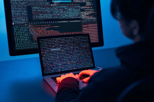 Człowiek Używający Komputera Oprogramowania Złamania Kodu Zagrożenie Bezpieczeństwa Cybernetycznego Internet — Zdjęcie stockowe