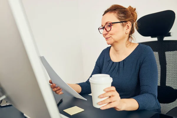 Kadın Girişimci Finansal Verileri Zevkle Okuyor Ofiste Çalışan Mutlu Bir — Stok fotoğraf
