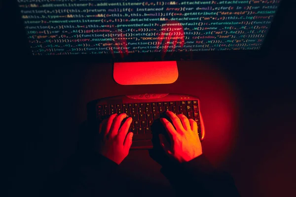 コードを破るためにコンピュータとプログラミングを使用して男 サイバーセキュリティの脅威 インターネットとネットワークセキュリティ 個人情報を盗んだ パスワードや個人データを盗むために技術を使用して人 サイバー攻撃犯罪 — ストック写真