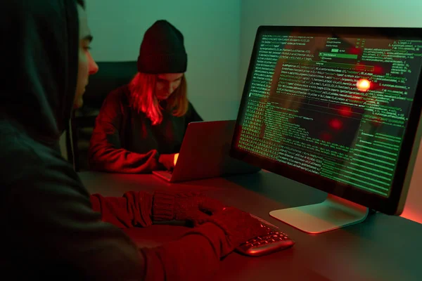 匿名的人使用计算机和编程来破译代码 网络安全的威胁 互联网和网络安全 获取私人信息的途径 匿名黑客利用技术访问密码和加密数据 网络攻击 — 图库照片