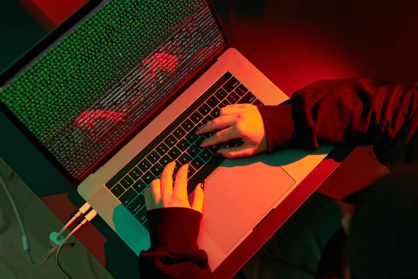 Anonyma Personer Som Använder Dator Och Programmering För Att Bryta — Stockfoto