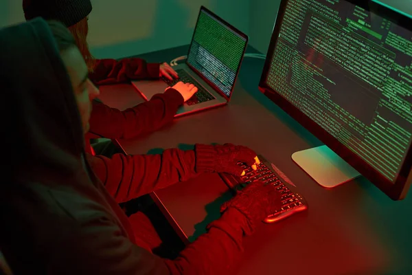 コードを破るためにコンピュータとプログラミングを使用して匿名の人々 サイバーセキュリティの脅威 インターネットとネットワークセキュリティ 個人情報へのアクセス 技術を使用して匿名のハッカーがパスワードや暗号化されたデータにアクセスします サイバー攻撃 — ストック写真
