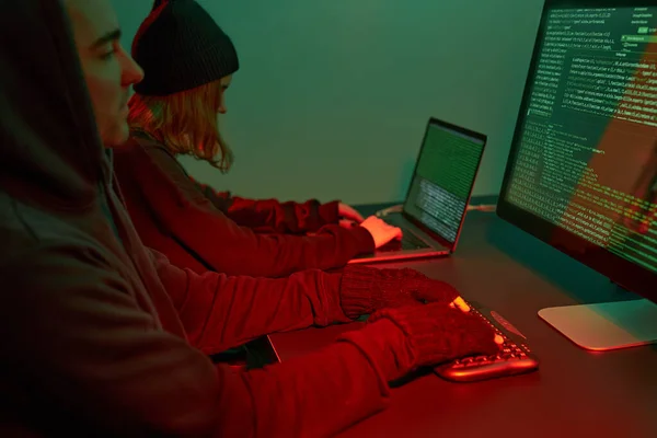 Anonim Insanlar Kod Kırmak Için Bilgisayar Programlama Kullanıyor Siber Güvenlik — Stok fotoğraf