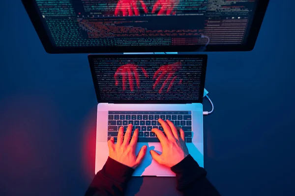 Mand Bruger Computer Programmering Til Bryde Koden Cybersikkerhedstrussel Internet Netværkssikkerhed - Stock-foto