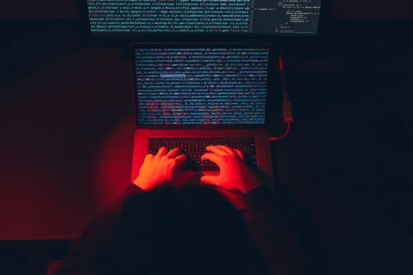 Uomo Che Usa Computer Programmazione Decifrare Codice Minaccia Alla Sicurezza — Foto Stock