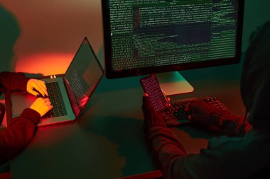 Siber saldırı. Güvenlik korumasını hackleyen isimsiz insanlar. Hacker 'lar hassas verilere ulaşır. Siber savaş. Teknolojiyi kullanarak. İnsanlar kodları kırmak için bilgisayar ve programlama kullanıyor. Ağ güvenliği