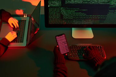 Anonim insanlar kod kırmak için bilgisayar ve programlama kullanıyor. Siber güvenlik tehdidi. İnternet ve ağ güvenliği. Özel bilgilere erişim. Şifreli ve şifreli verilere ulaşmak için teknolojiyi kullanan isimsiz hackerlar. Siber saldırı