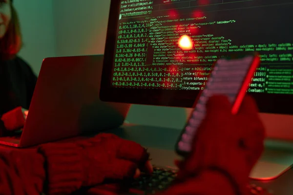 Cyberangreb Hackere Bryder Sikkerheden Anonyme Mennesker Får Adgang Til Følsomme - Stock-foto