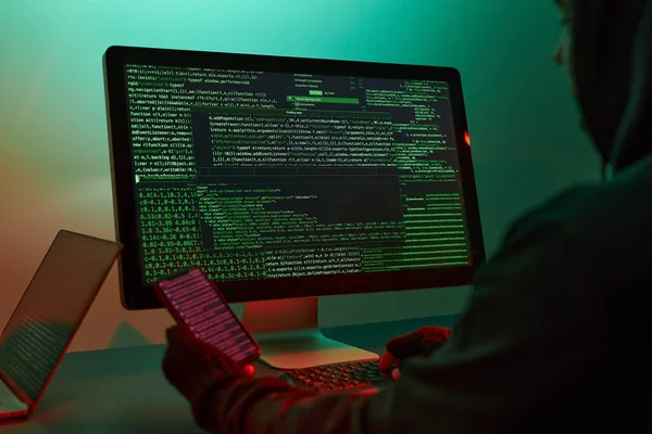 Anonyme Mennesker Der Bruger Computer Programmering Til Bryde Koden Cybersikkerhedstrussel - Stock-foto