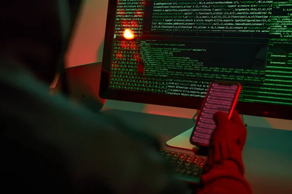 Cyberangreb Hacker Bryder Sikkerheden Anonym Person Adgang Hemmelige Data Cyberkrig - Stock-foto
