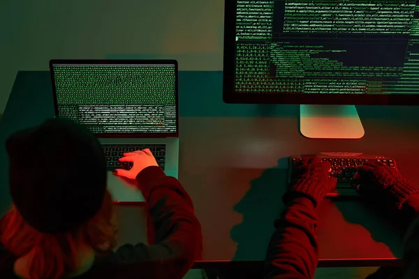 Cyberangreb Hackere Bryder Sikkerheden Anonyme Folk Får Adgang Til Hemmelige - Stock-foto