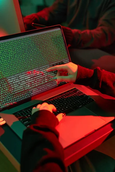 Cyberangreb Hackere Bryder Sikkerheden Anonyme Folk Får Adgang Til Hemmelige - Stock-foto