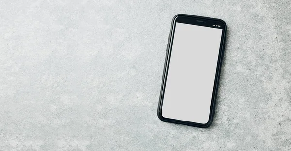 Mermer zemin üzerinde boş beyaz renkli boş bir ekran ile akıllı telefon modeli. Siyah cep telefonu üst görünümü düz ve fotokopi alanı var. İçerik için hazır. Metin için yer
