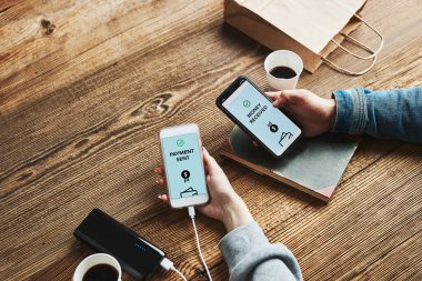 Para transferi. Çevrimiçi bankacılık. İnsanlar akıllı telefonlara para göndermek ve almak için başvuru formlarını kullanarak online para transfer ediyorlar. Para transferi yapan arkadaşlar. Akıllı telefon ekranında para transferi onaylandı. Dijital cüzdan. Para değişimi. P