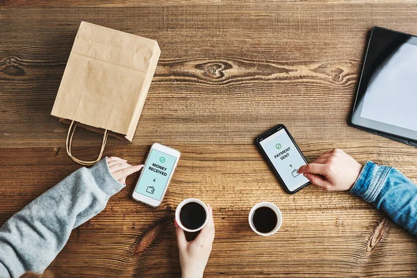 Para transferi. Çevrimiçi bankacılık. İnsanlar akıllı telefonlara para göndermek ve almak için başvuru formlarını kullanarak online para transfer ediyorlar. Para transferi yapan arkadaşlar. Akıllı telefon ekranında para transferi onaylandı. Dijital cüzdan. Para değişimi. P