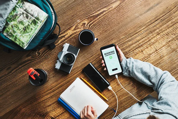 Bir Sonraki Tatili Planlayan Kadın Akıllı Telefon Kullanarak Oteli Internetten — Stok fotoğraf