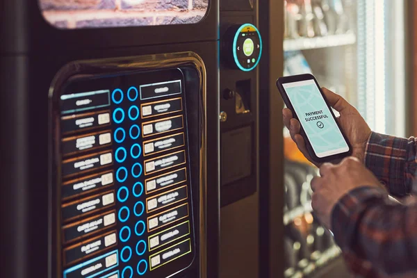 Consumer Paying Product Vending Machine Using Contactless Method Payment Mobile — 스톡 사진