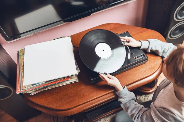 Young Woman Listening Music Vinyl Record Player Retro Vintage Music — Foto de Stock