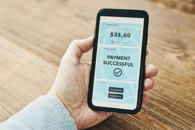 Çevrimiçi alışveriş için akıllı telefonla ödeme yapan adam. Hızlı güvenli ödeme sistemi ile ödeme. Ekspres ödeme teknolojisini kullanarak faturaları ödemek. İnternetten masrafları ödüyorum. Akıllı telefondan ürün sipariş etmek. Ödeme başarılı onaylandı