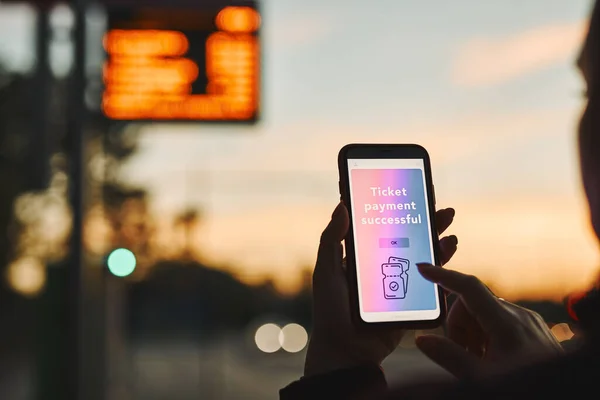 정류장 근처에서 온라인 승차권을 모바일 사용하여 티켓을 지불하는 사람도 서비스를 — 스톡 사진