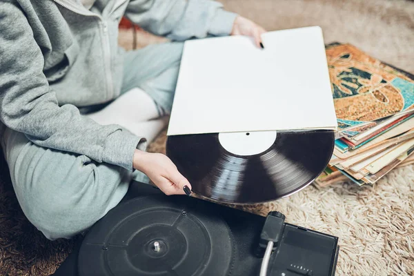 Jovem Mulher Ouvindo Música Leitor Vinil Retro Estilo Música Vintage — Fotografia de Stock